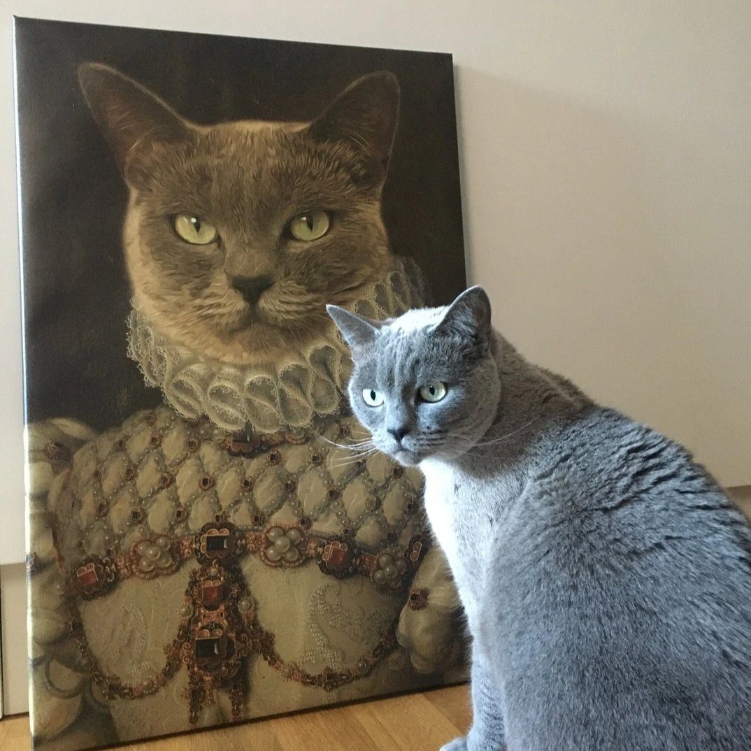 Katze sitzt genervt vor ihrem Katzenporträt