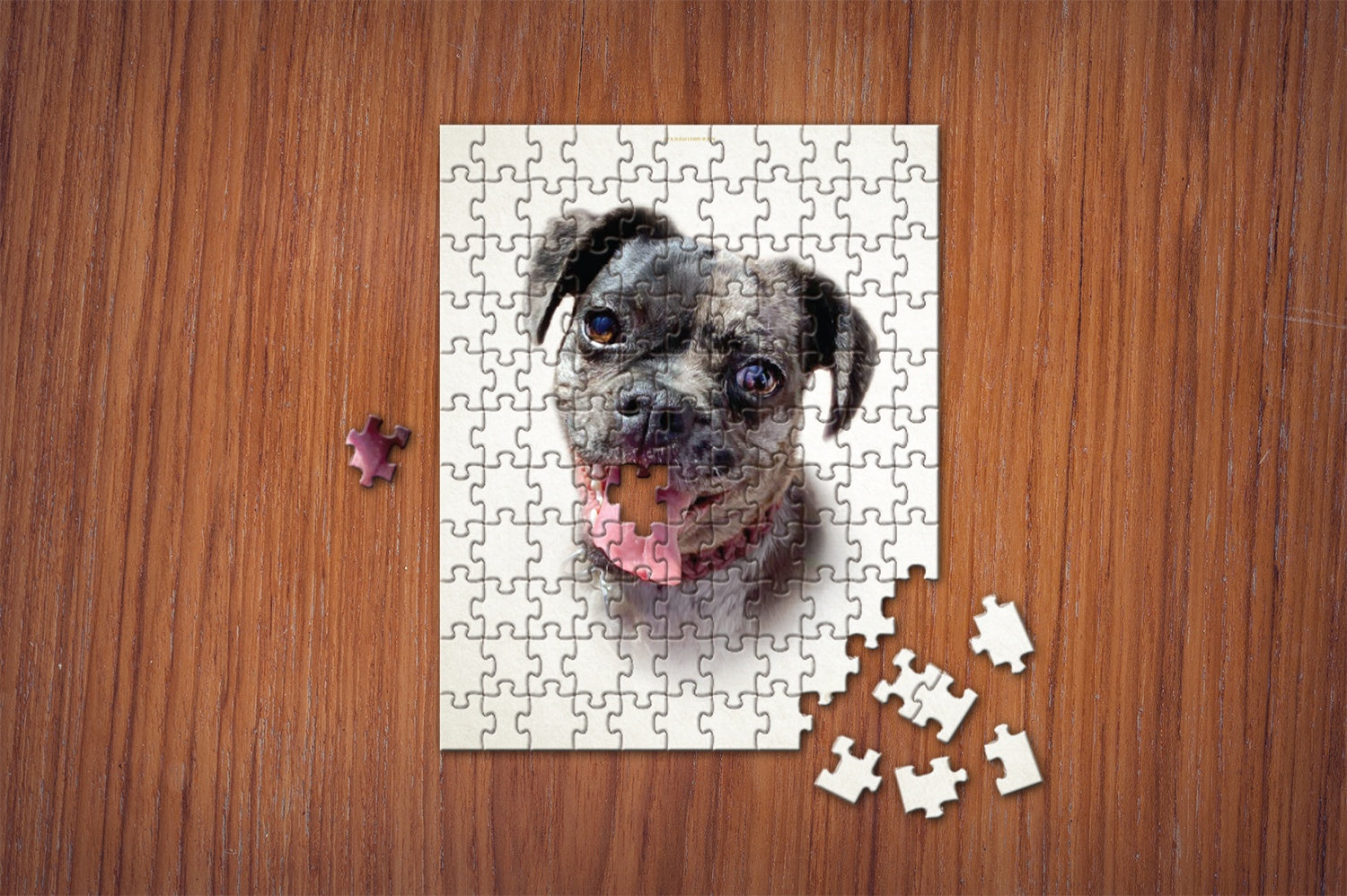 Hunde FotoPuzzle liegt auf Holztisch
