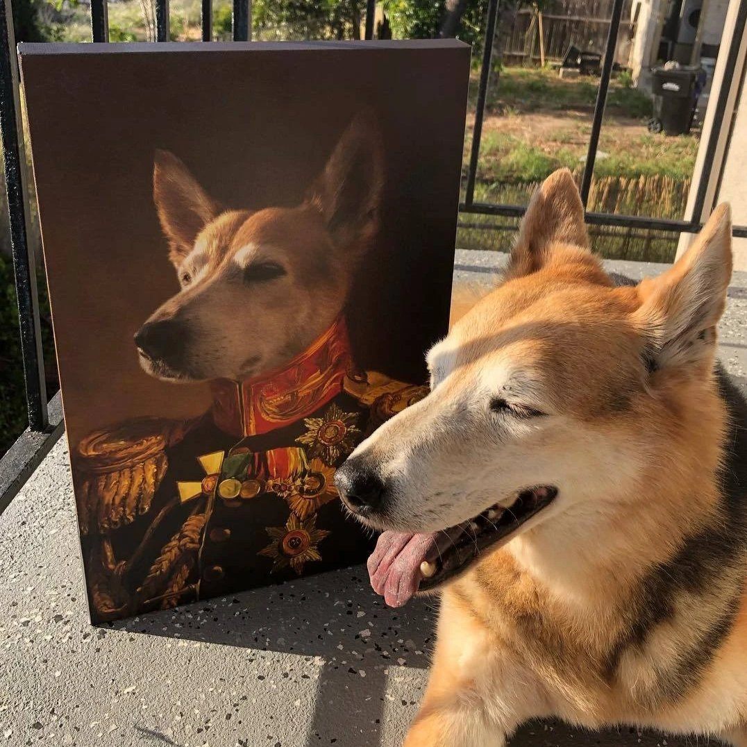 Hechelnder Hund liegt vor einem Hundekopf Portrait