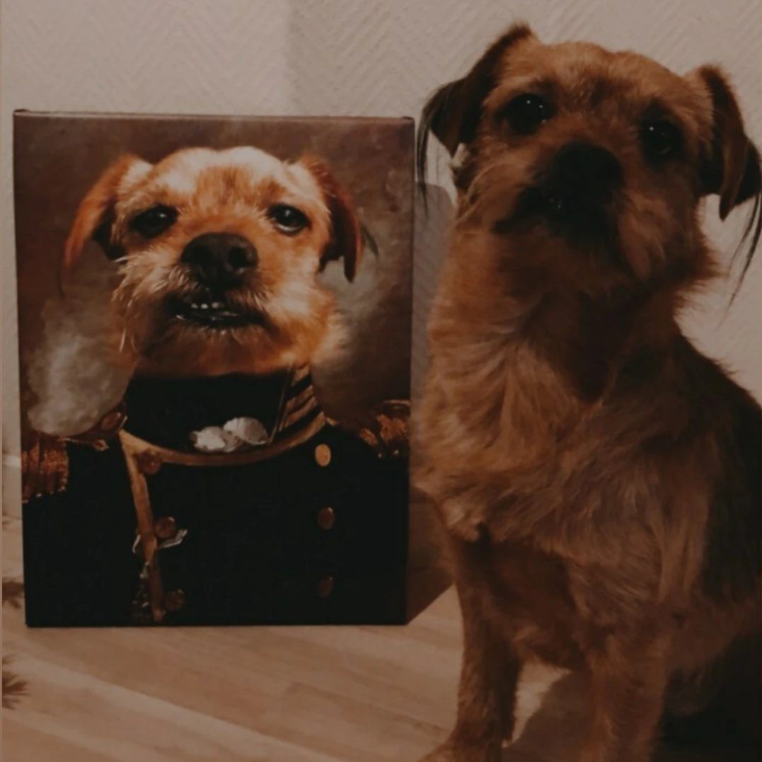 Hund grinst auf seinem Leinwand Gemälde in Uniform