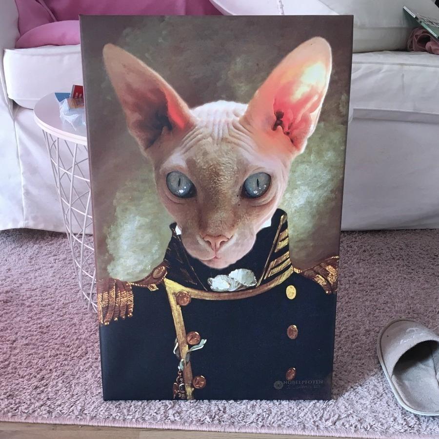 Naktkatze auf ihrem Porträt auf leinwand vor einem Tisch